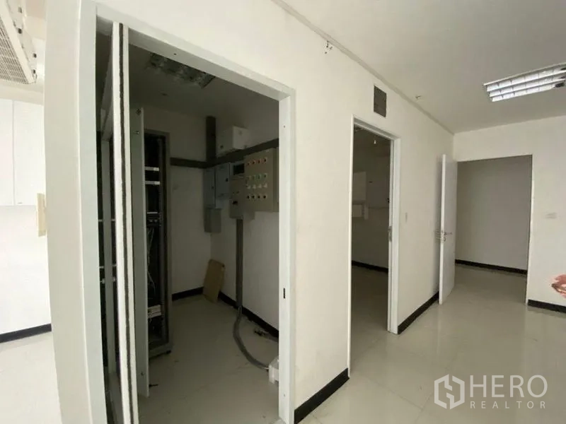 零售空间 出租 - 服务走廊，展示电控柜与机房机架。