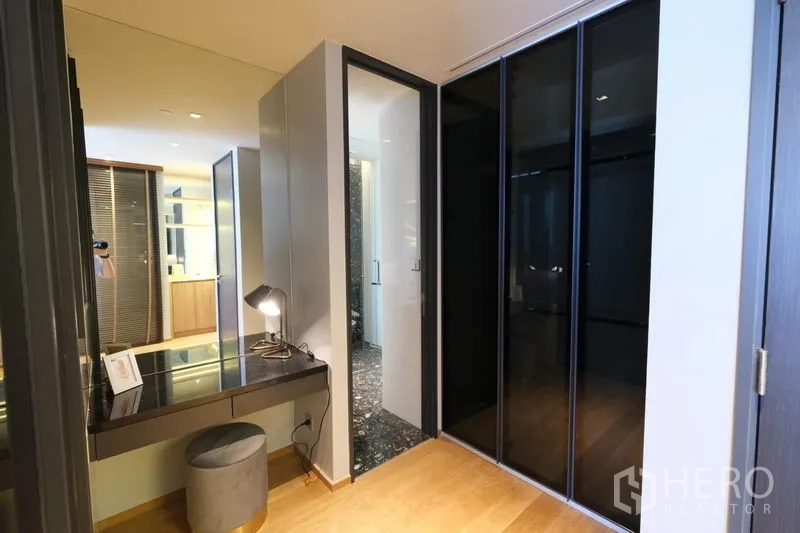 公寓 出租 - 更衣区带梳妆台、大镜面与黑玻衣柜。