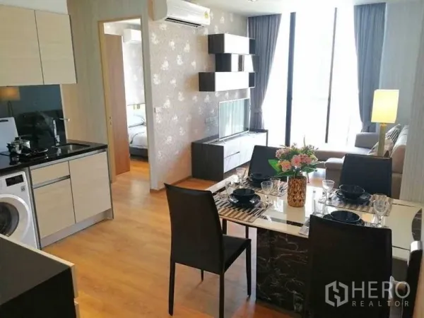 คอนโด ให้เช่า - ห้องครัว รับประทานอาหาร และนั่งเล่นแบบโอเพ่นพร้อมกระจกเต็มบานในคอนโดสมัยใหม่