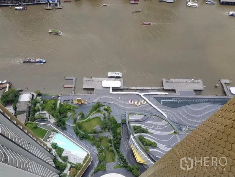 คอนโด ให้เช่าในKhlong San, Bangkok - ภาพมุมสูงของทางเดินริมน้ำ สวน และแม่น้ำเจ้าพระยา