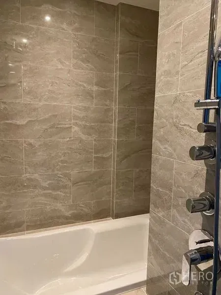 คอนโด ขายในDin Daeng, Bangkok - ห้องน้ำพร้อมอ่างอาบน้ำและผนังกระเบื้องลายหิน