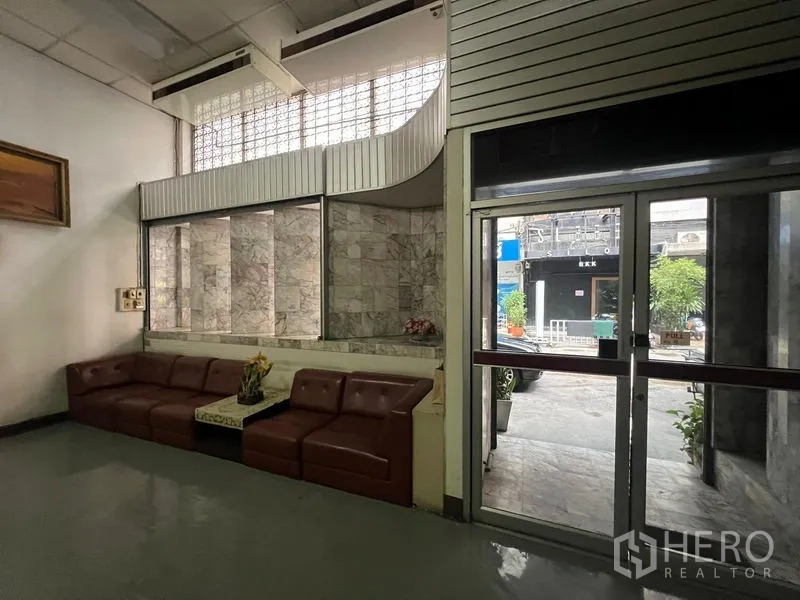 店屋 出售 - 大堂沙发区，玻璃砖墙旁，临近前门