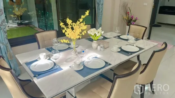 บ้าน ให้เช่าหรือขายในBang Kapi, Bangkok - โต๊ะรับประทานอาหารหินอ่อน จัดชุดสำหรับ 6 ที่ พร้อมแจกันดอกไม้