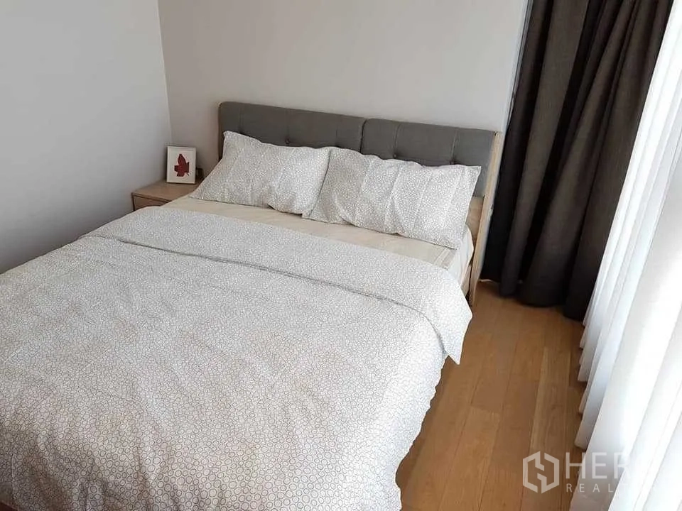 คอนโด ให้เช่าในKhlong Toei, Bangkok - ห้องนอนที่สอง พร้อมหัวเตียงบุนุ่ม โต๊ะข้างเตียง และผ้าม่านสูงจรดเพดาน