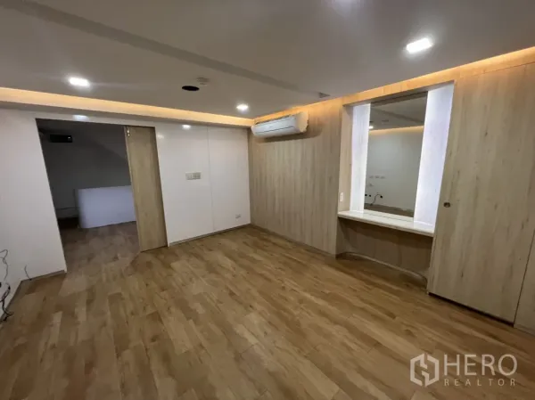 店屋 出租或出售在Watthana, Bangkok - 翻新房间，木纹地板、梳妆台与分体空调