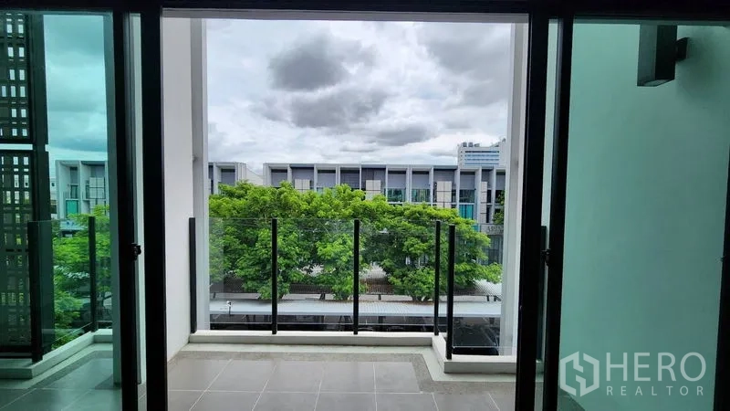 สำนักงานที่บ้าน ให้เช่า - ระเบียงราวกระจก มองเห็นอาคารโดยรอบและต้นไม้