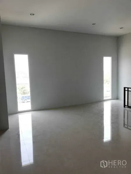Warehouse for rent in Mueang Samut Sakhon, Samut Sakhon - Bright upstairs office room with glossy tile floor and two slim vertical windows.