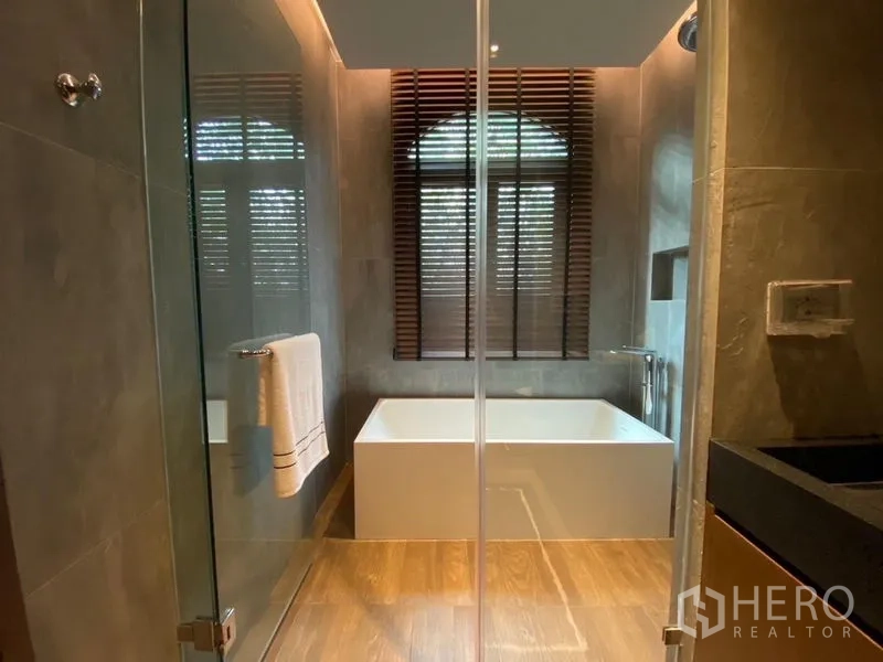 บ้าน ขายในPhaya Thai, Bangkok - ห้องน้ำหรูมีตู้กระจกกั้นอาบน้ำ อ่างลอยตัว และพื้นลายไม้