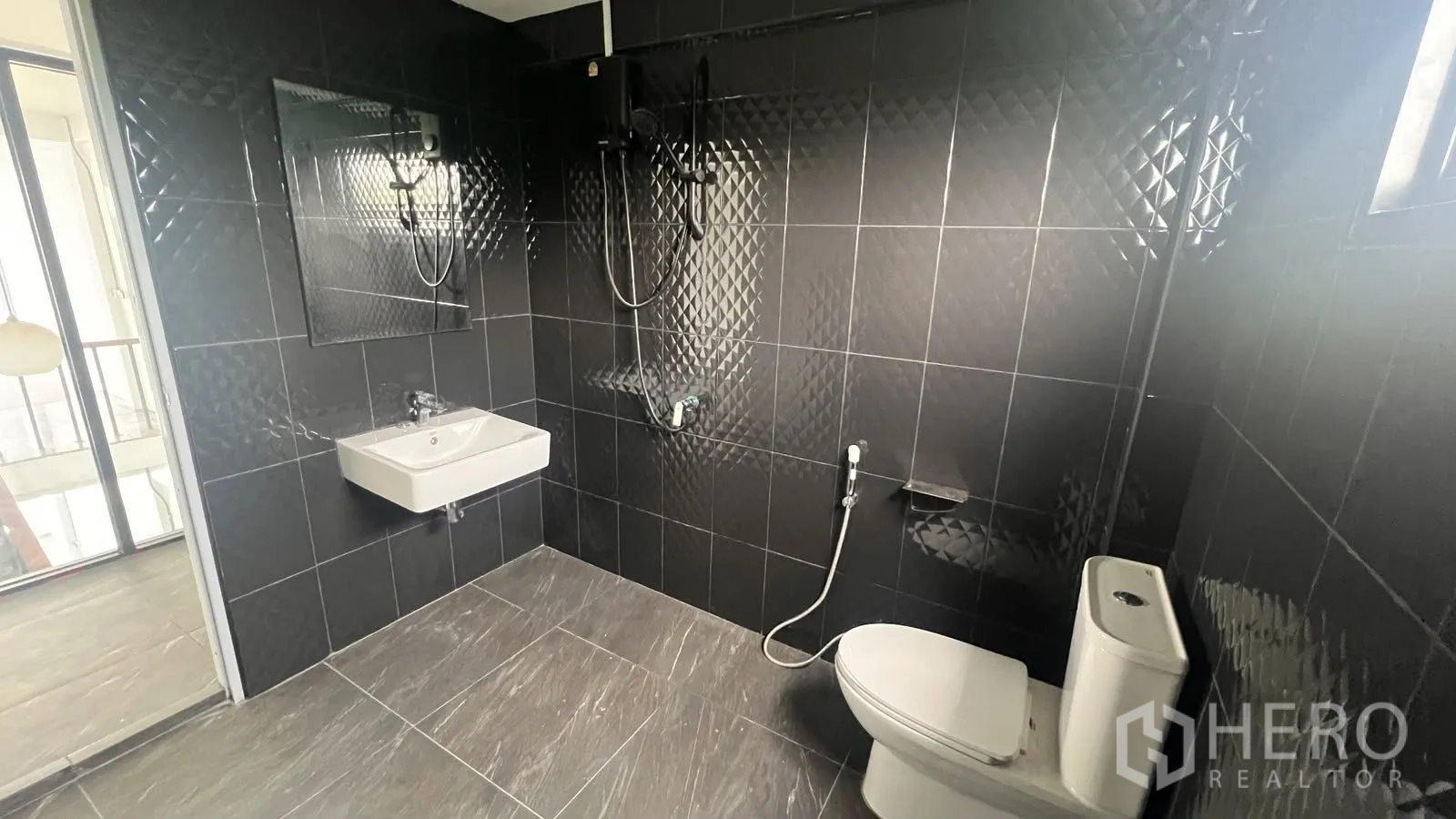 โฮมออฟฟิศ for rent or sale in Phra Khanong, Bangkok - ห้องน้ำกระเบื้องสีดำพร้อมฝักบัว อ่างล้างมือ และโถสุขภัณฑ์.