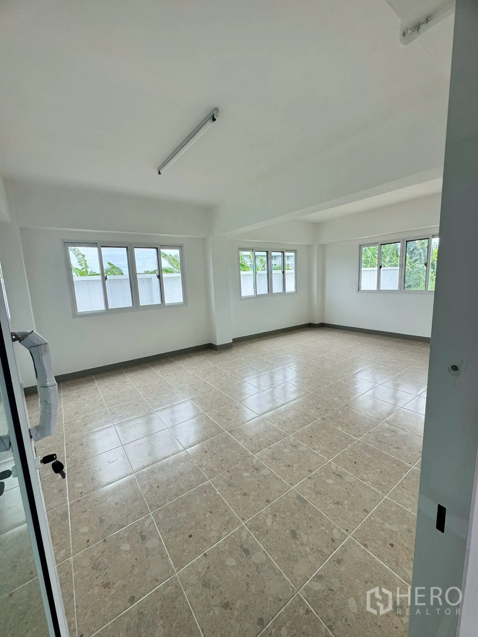 โกดัง for rent in Bang Bo, Samut Prakan - ห้องมุมชั้นบนสว่าง มีหน้าต่างสองด้านและพื้นกระเบื้อง