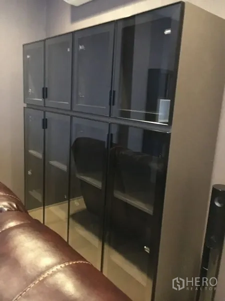 独立式住宅 出租在Wang Thonglang, Bangkok - 带多格的玻璃门收纳柜，位于影音室。