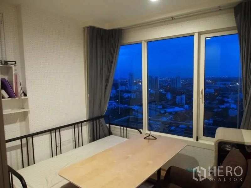 คอนโด ให้เช่าในKhlong Toei, Bangkok - ห้องสว่างพร้อมเดย์เบดและหน้าต่างบานใหญ่ มองเห็นวิวเมืองยามค่ำคืน