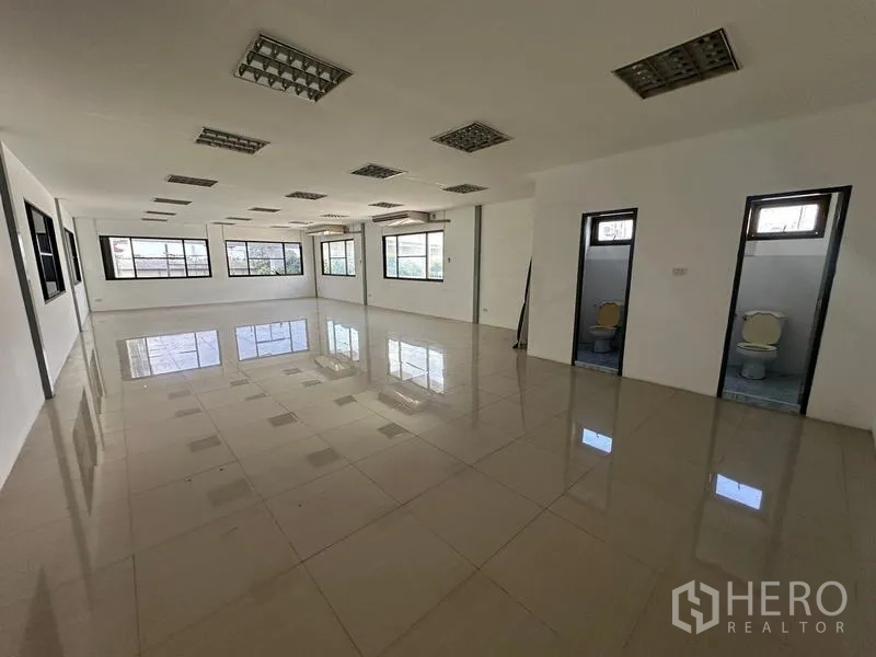 คลังสินค้า ให้เช่าในSuan Luang, Bangkok - พื้นที่สำนักงานโอเพ่นพร้อมห้องน้ำสองห้อง พื้นกระเบื้องเงางาม