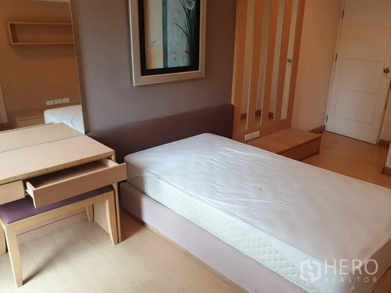 Condominium for rent in Watthana, Bangkok - Cozy secondary bedroom with single bed, study desk, and wardrobe.