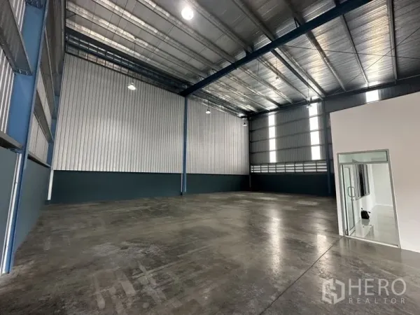 โรงงาน ให้เช่าในBang Phli, Samut Prakan - ภายในโรงงานเพดานสูง โครงเหล็ก พื้นคอนกรีตขัดมัน พร้อมออฟฟิศกั้นกระจก