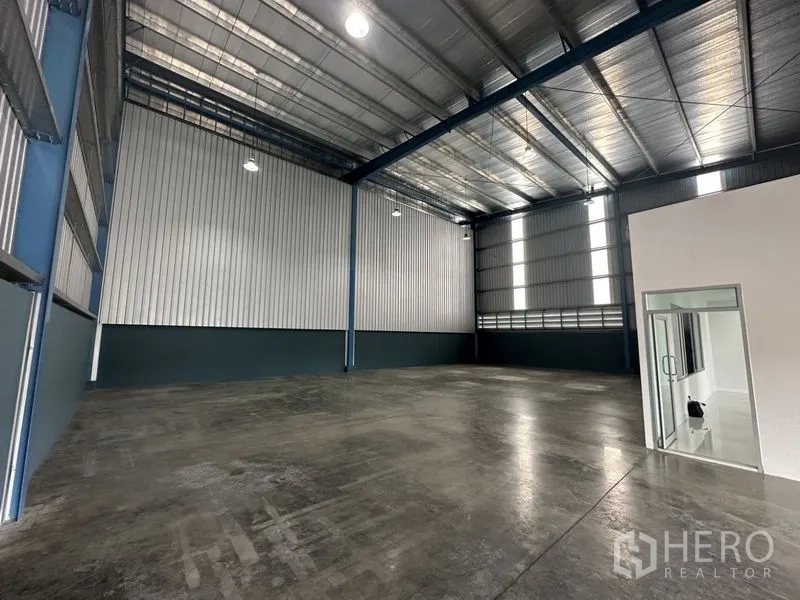 โรงงาน ให้เช่าในBang Phli, Samut Prakan - ภายในโรงงานเพดานสูง โครงเหล็ก พื้นคอนกรีตขัดมัน พร้อมออฟฟิศกั้นกระจก