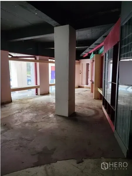 พื้นที่ขายปลีก ให้เช่าในKhlong Toei, Bangkok - พื้นที่โอเพ่นแพลนมีเสากลาง จุดวางสินค้า และช่องแสงติดถนน