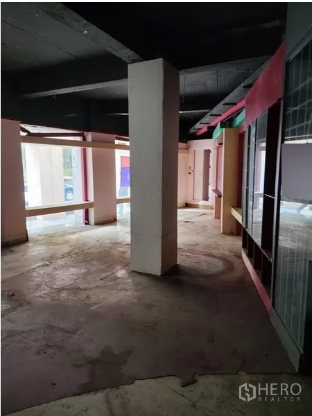 พื้นที่ขายปลีก ให้เช่าในKhlong Toei, Bangkok - พื้นที่โอเพ่นแพลนมีเสากลาง จุดวางสินค้า และช่องแสงติดถนน