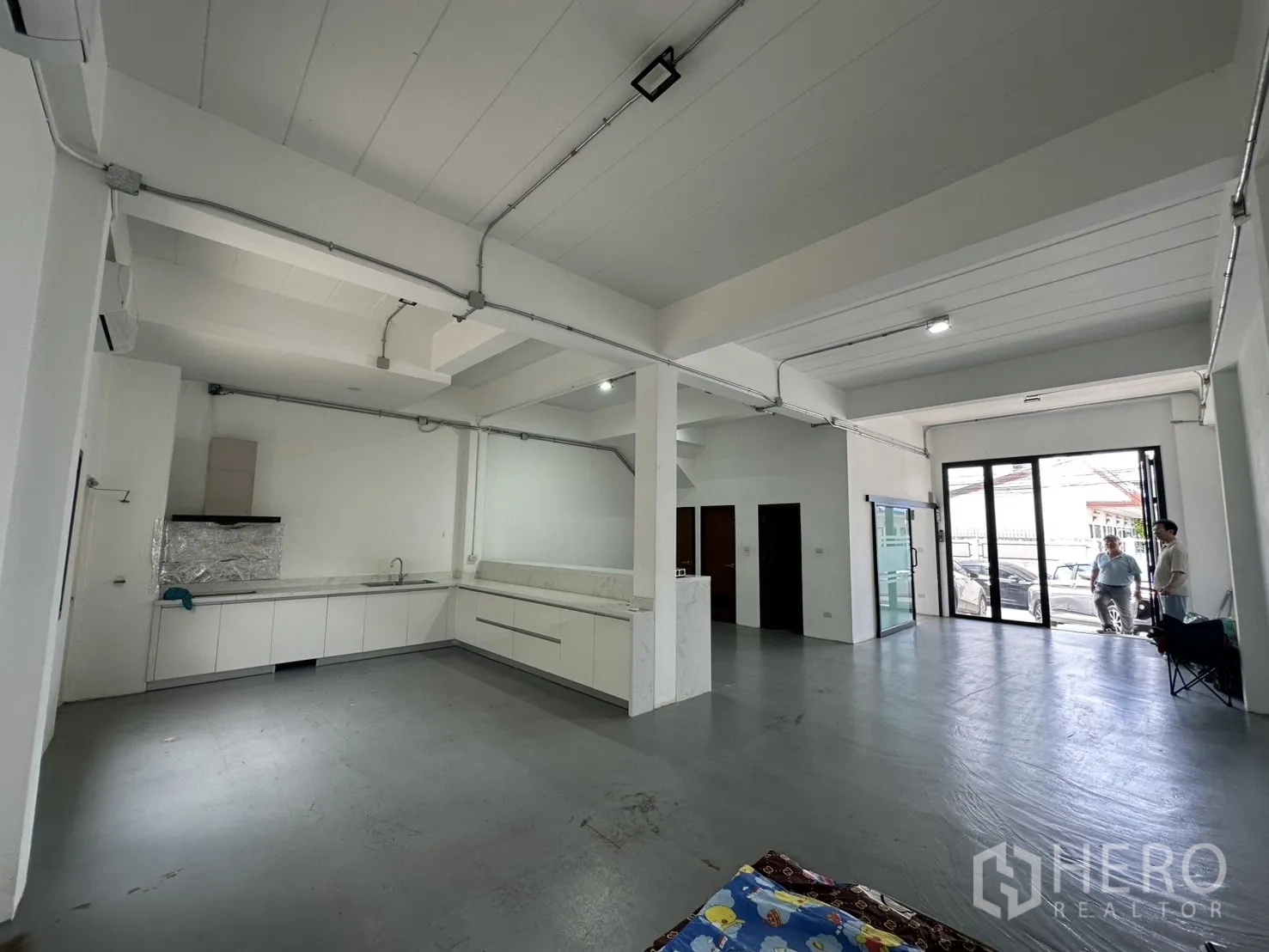 带办公室的家 出租或出售在Bang Na, Bangkok - 开放工作区带茶水间和宽幅玻璃入口