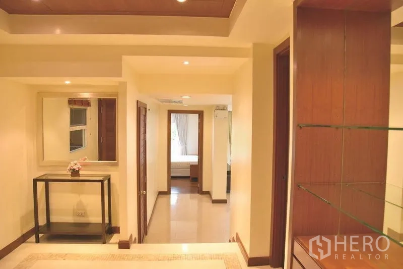 房间 出租在Sathon, Bangkok - 入户走廊设嵌灯与内置置物架。