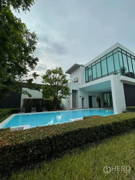 ทาวน์เฮาส์ ให้เช่าในPrawet, Bangkok - คลับเฮาส์สมัยใหม่ มองเห็นสระว่ายน้ำกลางแจ้งและพุ่มไม้จัดแต่ง