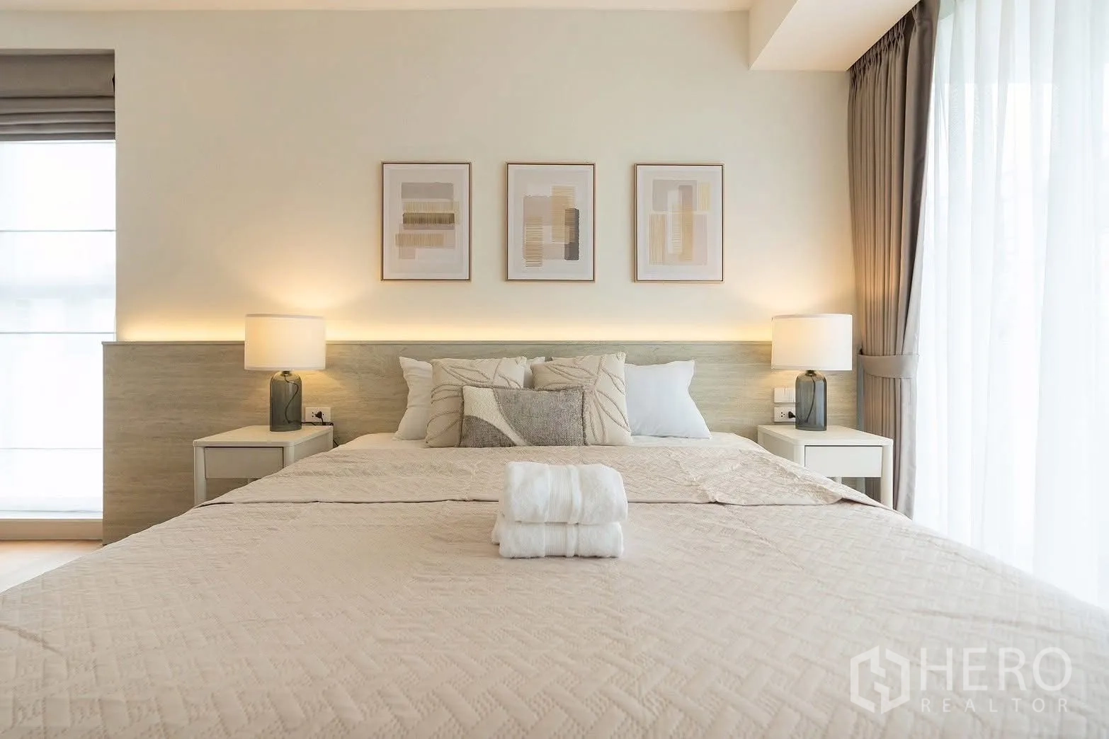 独栋房屋 for rent in Saphan Sung, Bangkok - 特大床配床头灯与柔和中性色装饰。