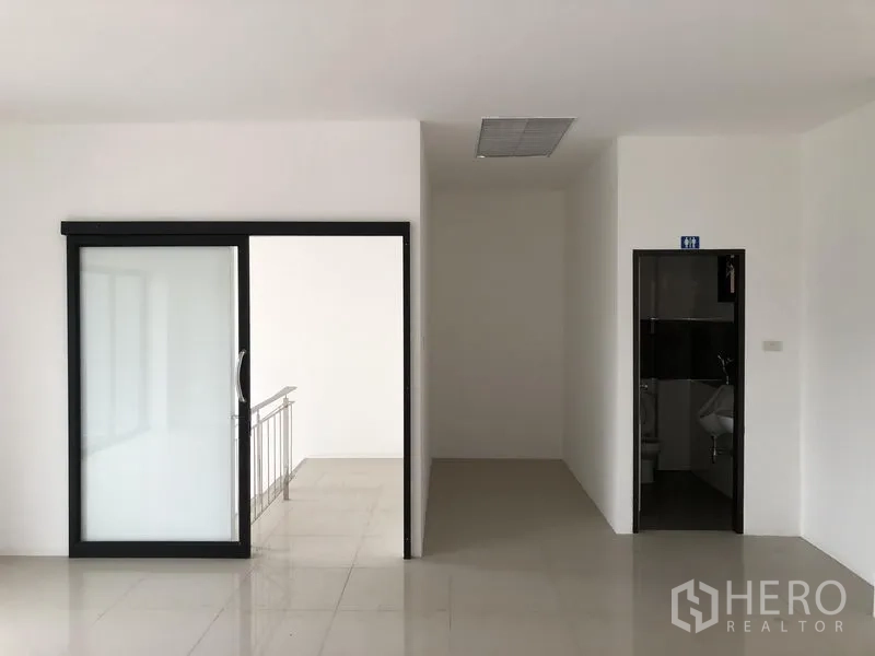 工厂 出租或出售在Bang Phli, Samut Prakan - 二层办公室区，设推拉门入口及独立卫生间。