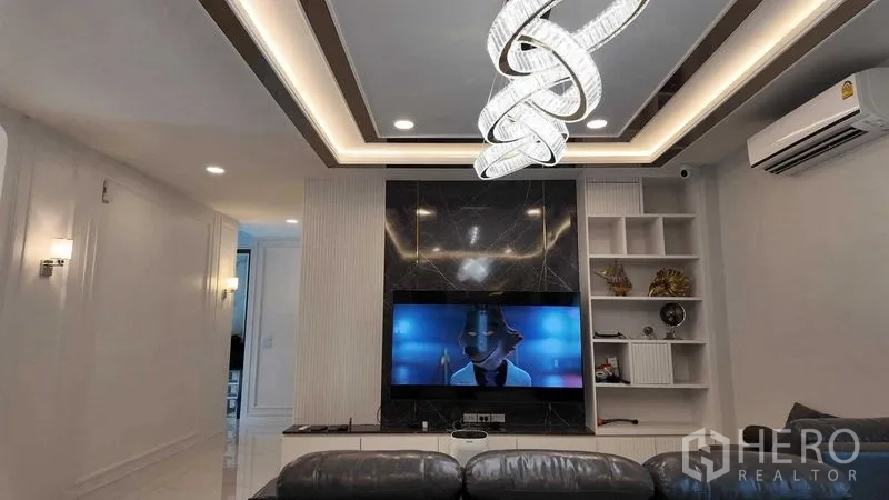 บ้าน ให้เช่าหรือขายในBang Na, Bangkok - ห้องทีวีครอบครัว โคมไฟดีไซน์ ผนังทีวีหินอ่อน และเครื่องปรับอากาศ