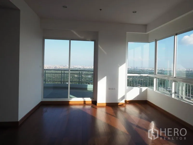 Condominium for rent or sale in Yan Nawa, Bangkok - Room with balcony access and panoramic city views through corner windows.