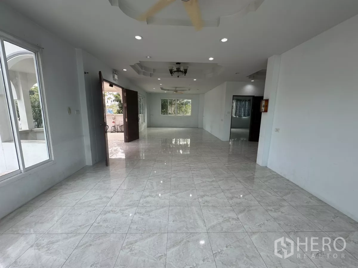 สำนักงานที่บ้าน ให้เช่า - มุมกลับของพื้นที่โถงสว่างไสวพร้อมไฟดาวน์ไลท์หลายจุด.