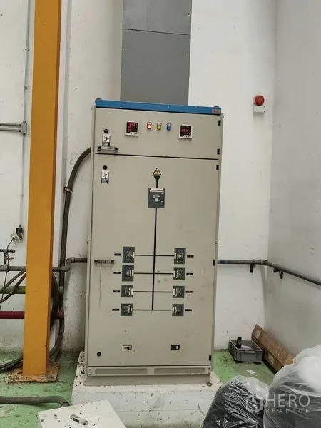 工厂 出售在Sai Noi, Nonthaburi - 厂房内工业配电控制柜。