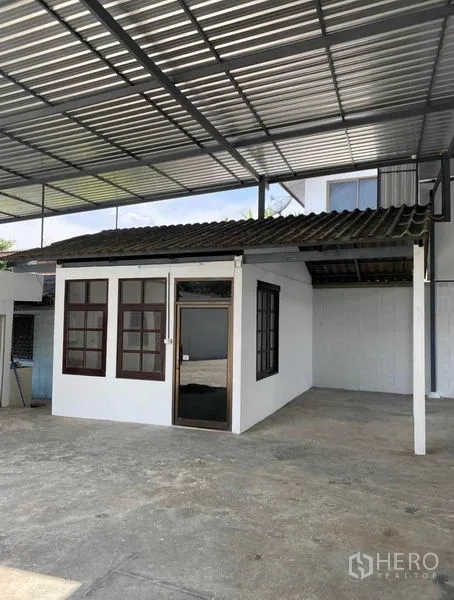 货栈 出租在Bang Khen, Bangkok - 仓库旁的玻璃门小办公室，位于顶棚下