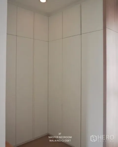 ทาวน์เฮาส์ ให้เช่าในSuan Luang, Bangkok - ตู้บิวท์อินสูงจรดเพดานในส่วนวอล์กอินคลอเซ็ตของมาสเตอร์