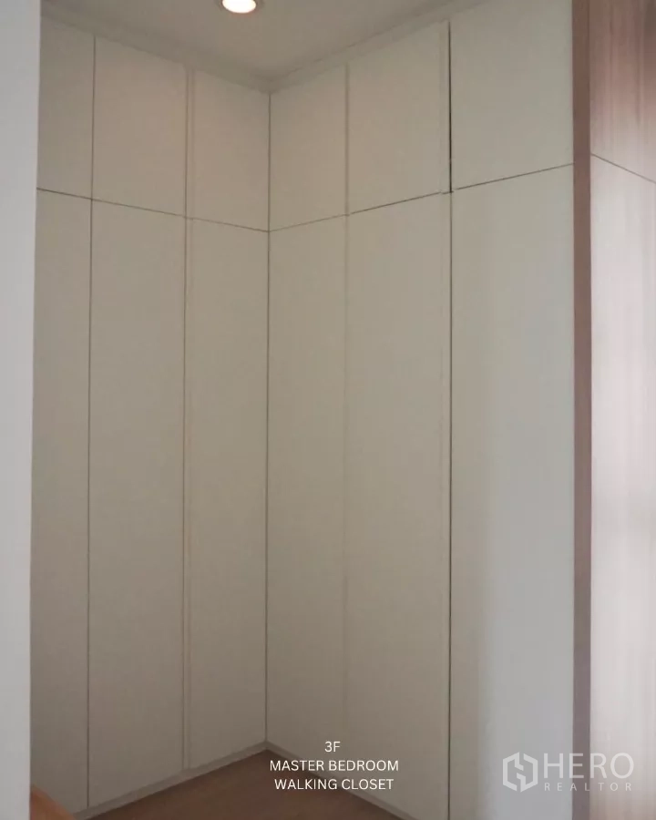 ทาวน์เฮาส์ ให้เช่าในSuan Luang, Bangkok - ตู้บิวท์อินสูงจรดเพดานในส่วนวอล์กอินคลอเซ็ตของมาสเตอร์