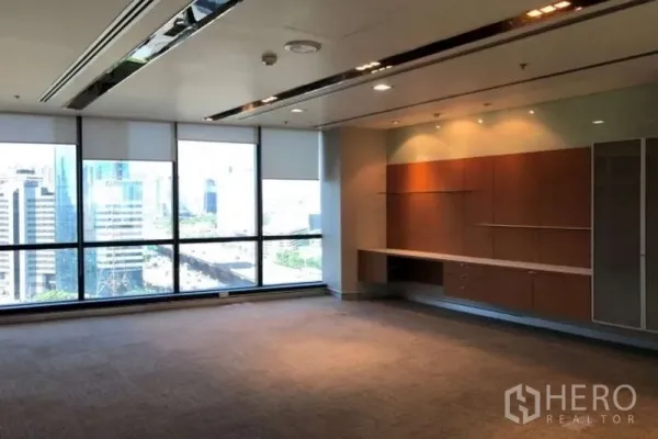 办公空间 出租在Phaya Thai, Bangkok - 转角办公室，落地窗配卷帘，内置木质柜体，俯瞰曼谷城市景观。