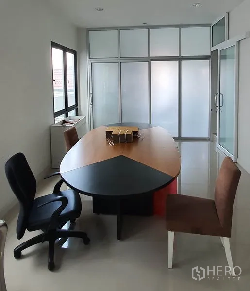 สำนักงานที่บ้าน ให้เช่าในChatuchak, Bangkok - ห้องประชุมกั้นกระจกฝ้า พร้อมโต๊ะรูปวงรี