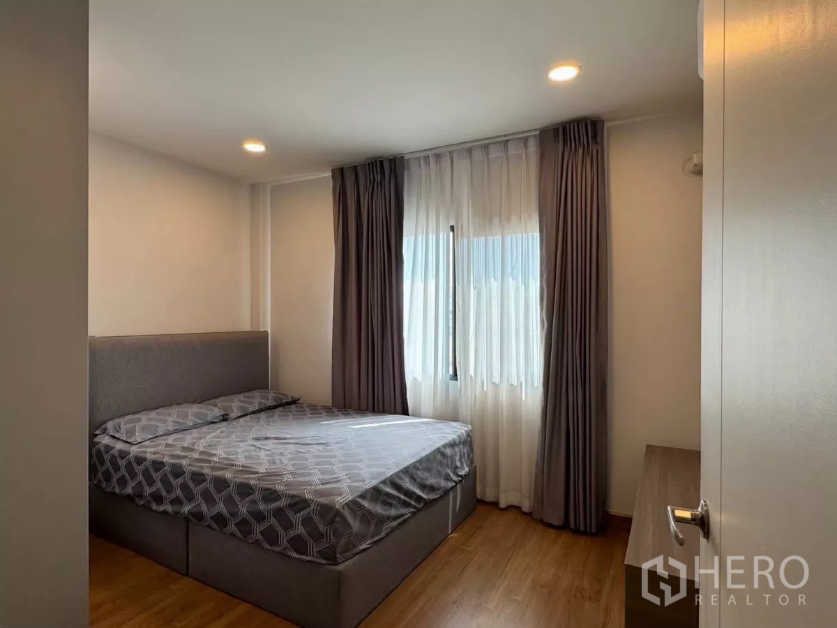 Detached House for rent in Bang Phli, Samut Prakan - Cozy bedroom with double bed, curtains and natural light.