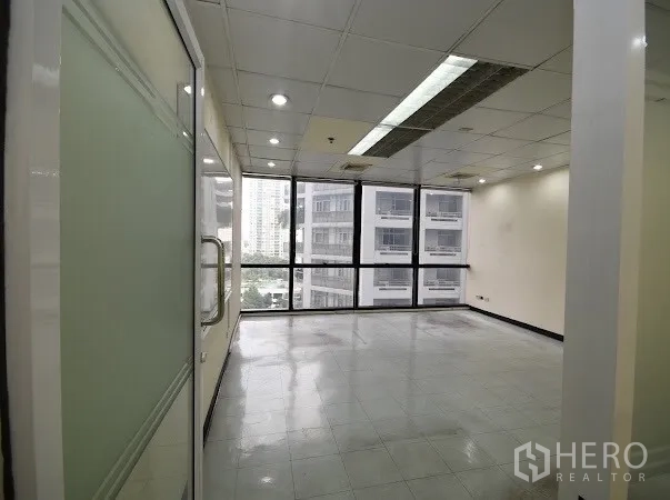 สำนักงาน ให้เช่าในWatthana, Bangkok - ห้องทำงานรับแสงธรรมชาติ ประตูกระจกและหน้าต่างพาโนรามา เห็นตึกข้างเคียง