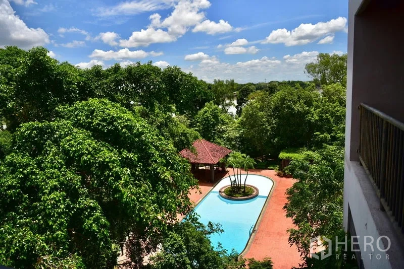 คอนโด ขายในPak Kret, Nonthaburi - สระว่ายน้ำและศาลาพักผ่อนล้อมด้วยต้นไม้ใหญ่ มองเห็นจากคอนโด