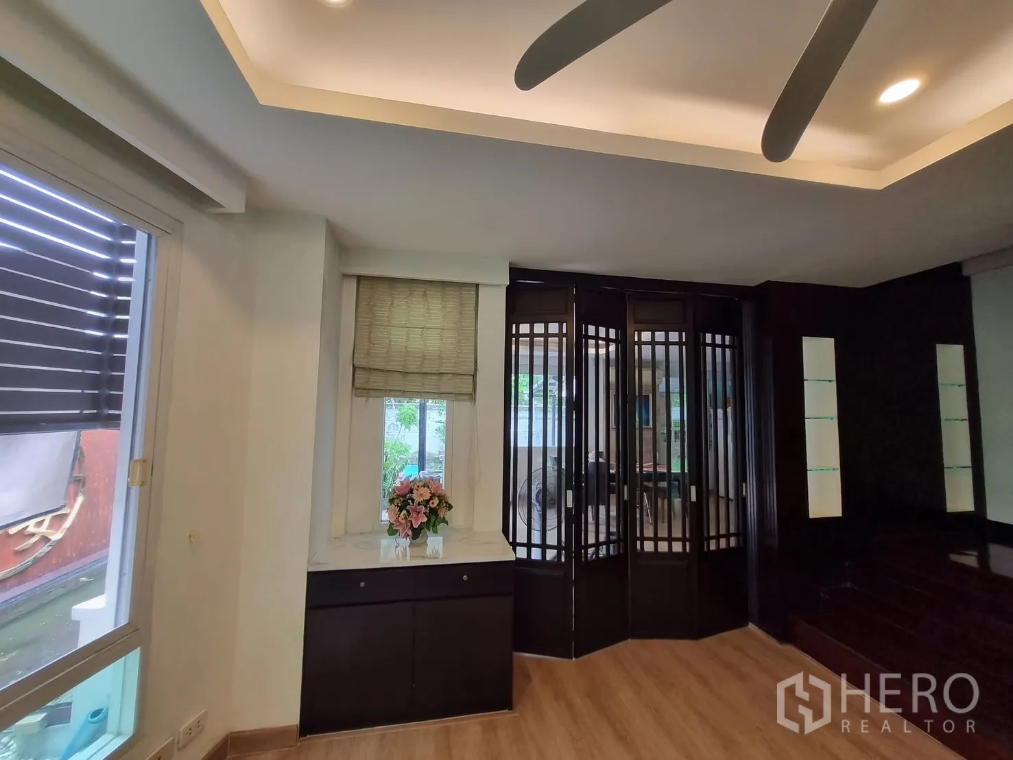 独立式住宅 出租在Bang Kapi, Bangkok - 入口角落，吊顶与折叠木屏风