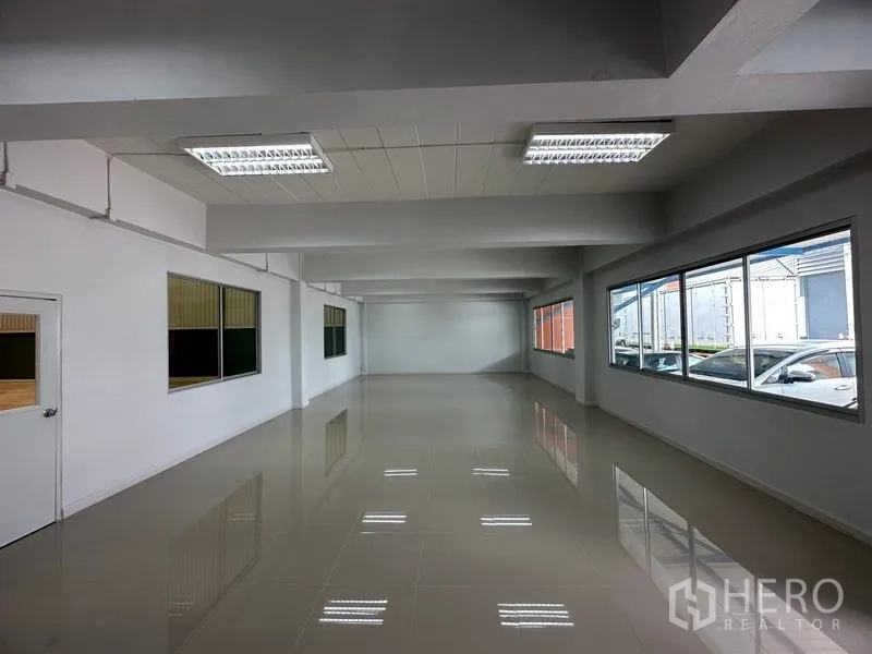 โรงงาน ให้เช่าในBang Phli, Samut Prakan - ชั้นสำนักงานสว่าง มีหน้าต่างบานใหญ่และพื้นปูกระเบื้อง มองเห็นลานจอดรถ