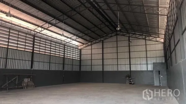 คลังสินค้า ให้เช่าในBang Bon, Bangkok - ภายในโกดังโล่งสูง โครงถักเหล็ก ช่องระบายอากาศ และพื้นคอนกรีต