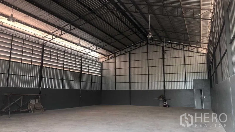 คลังสินค้า ให้เช่าในBang Bon, Bangkok - ภายในโกดังโล่งสูง โครงถักเหล็ก ช่องระบายอากาศ และพื้นคอนกรีต