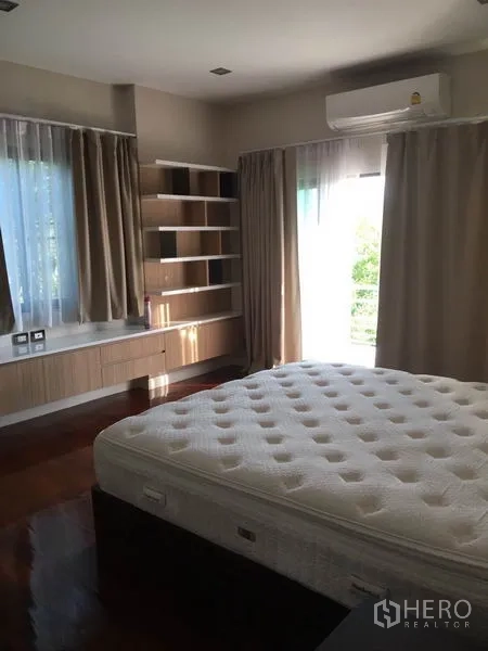 独立式住宅 出售在Khlong Toei, Bangkok - 主卧配大床，内置层架，推门连阳台与落地窗帘。