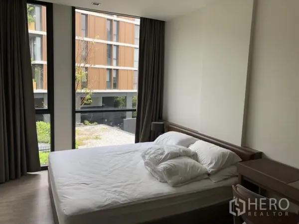 คอนโด ให้เช่าในWatthana, Bangkok - ห้องนอนใหญ่เตียงคู่ ม่านทึบ หน้าต่างบานใหญ่ มองเห็นคอร์ตยาร์ดสวน