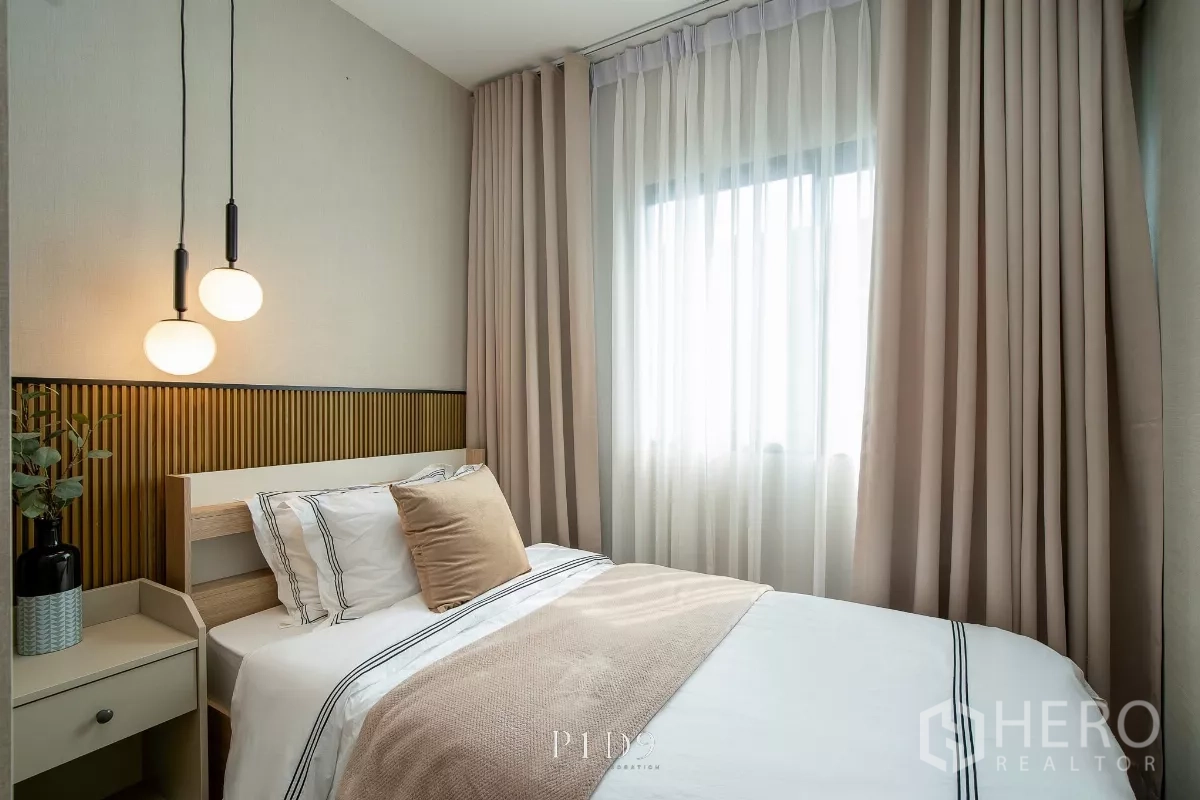 Townhouse for rent in Bang Phli, Samut Prakan - Guest bedroom with double bed, sheer curtains and round pendant lamps