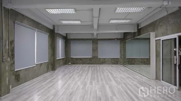 สำนักงานที่บ้าน ให้เช่าในPhra Khanong, Bangkok - สตูดิโอกว้าง พื้นลามิเนตสีอ่อน ม่านบังแสงสีเทาและกระจกเงาติดผนัง