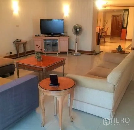 คอนโด ให้เช่าในWatthana, Bangkok - ห้องนั่งเล่นกว้างพร้อมชุดโซฟา ชั้นวางทีวี และโต๊ะกลาง ในคอนโดย่านอโศก