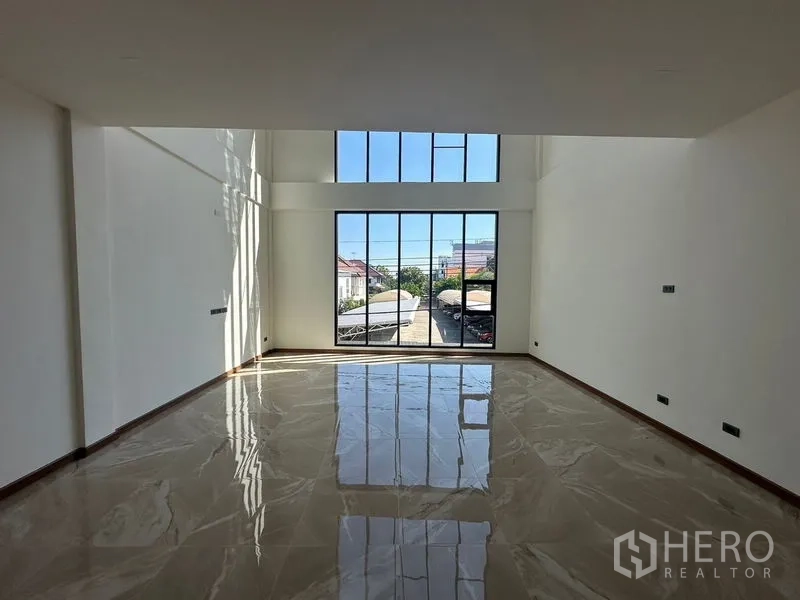 สำนักงานที่บ้าน ให้เช่าในWang Thonglang, Bangkok - พื้นที่นั่งเล่นขนาดใหญ่ติดกระจกเต็มผนัง เพดานสูง