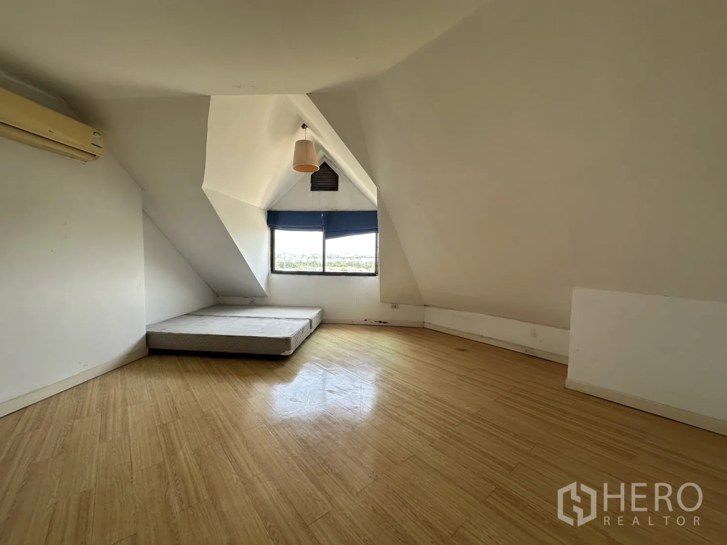 คอนโด ขายในBang Na, Bangkok - ห้องนอนสไตล์เพดานจั่ว พื้นไม้ แสงธรรมชาติทั่วถึง